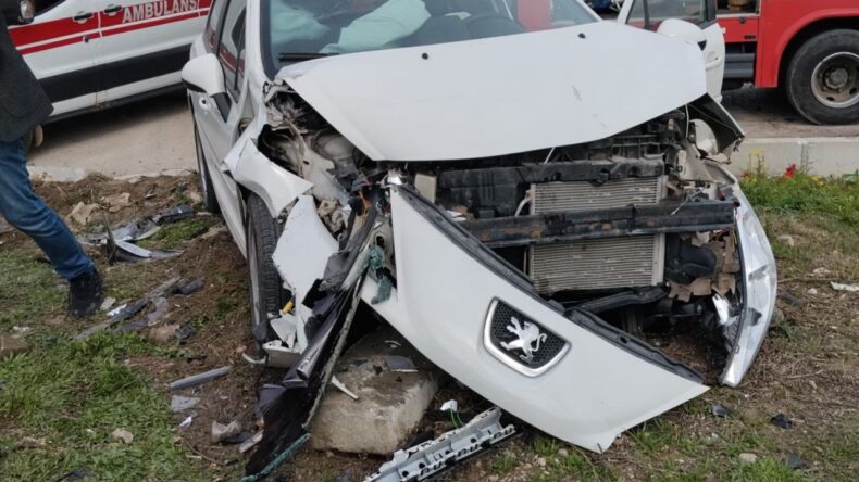 Adana’da İki Otomobilin Çarpıştığı Kazada 3 Kişi Yaralandı