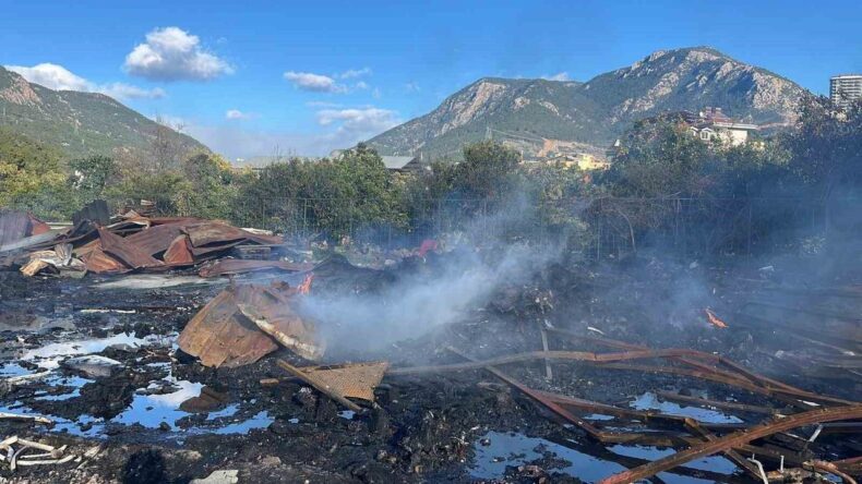 Alanya’da Depo Yakınında Yangın Korkuttu