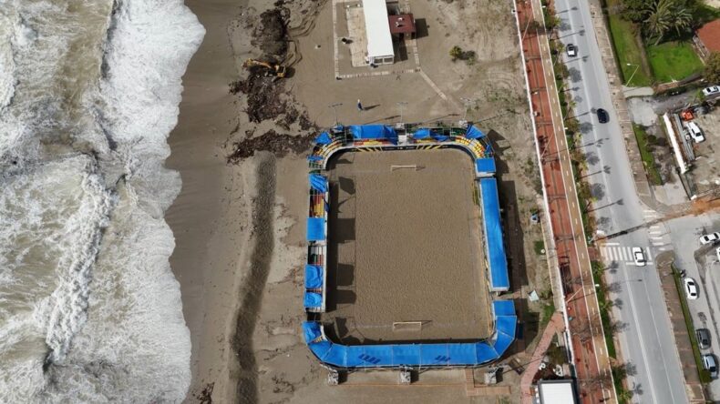 Alanya’da Fırtına Sahildeki İşletmelere Zarar Verdi