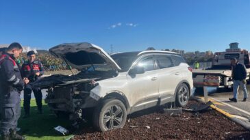 Alanya’da İki Otomobilin Çarpıştığı Kazada 3 Kişi Yaralandı