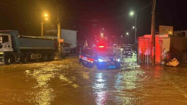 Alanya’da Oba Çayı Taştı, Caddeler Sular Altında Kaldı