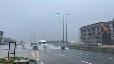 Alanya’da Sağanak Yağış Sürücülere Zor Anlar Yaşattı