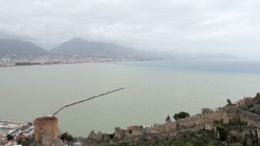 Alanya’da Sağanak Sonrası Denizin Rengi Değişti