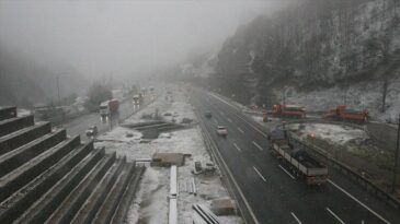 Bolu Dağı Geçişinde Kar Yağışı Başladı