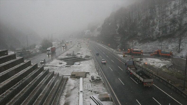 Bolu Dağı Geçişinde Kar Yağışı Başladı