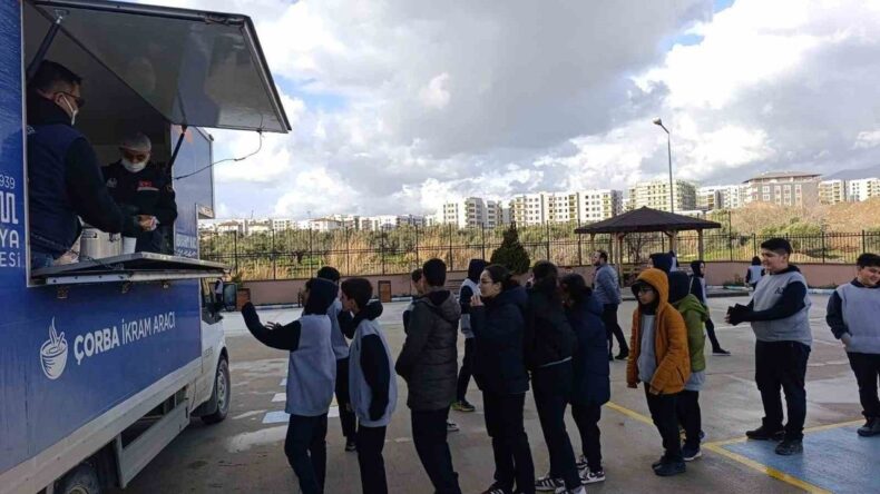 Antakya Belediyesi’nden Öğrencilere Soğuk Kış Gününde Çorba İkramı