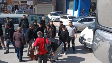 Antakya Çarşıda Otomobil Yayaya Çarptı: Kadın Yaralandı