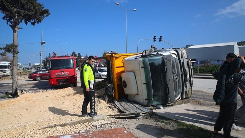 Antakya’da Devrilen Hafriyat Kamyonu Sürücüsünü Yaraladı