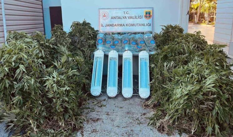 Antalya’da 23,9 Kilo Uyuşturucu Madde Ele Geçirildi