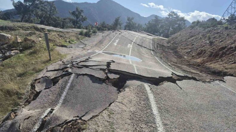 Antalya’da 3 Mahallenin Ulaşımını Sağlayan Yol Çöktü