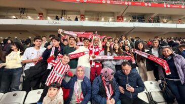 Antalya’da Öğrencilerden Örnek Davranış: Antalyaspor-Samsunspor Maçından Sonra Tribün Temizliği