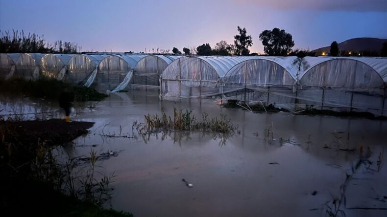 Antalya’da Kuvvetli Sağanak Hayatı Olumsuz Etkiliyor