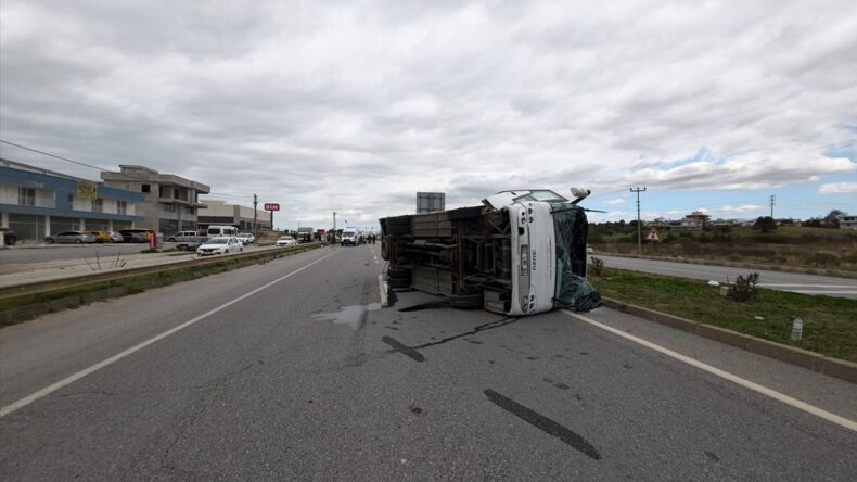 Antalya’da Midibüs ile Hafif Ticari Araç Çarpıştı: 7 Yaralı