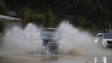 Antalya’da Şiddetli Yağış Hayatı Olumsuz Etkiledi