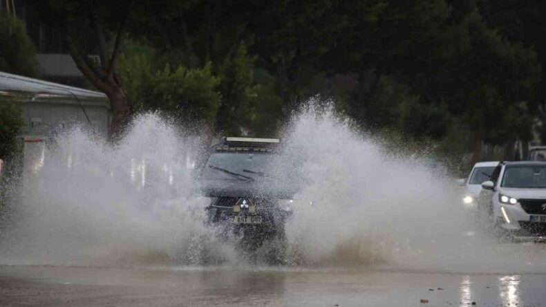 Antalya’da Şiddetli Yağış Hayatı Olumsuz Etkiledi