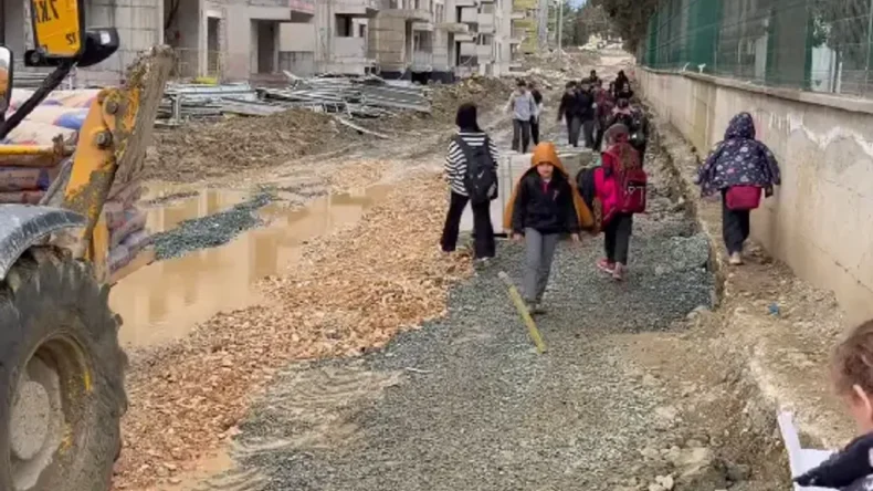 Antakya’da Çocuklara ‘Çamurlu-Balçıklı’ Okul Yolu: Veliler Tepkili!