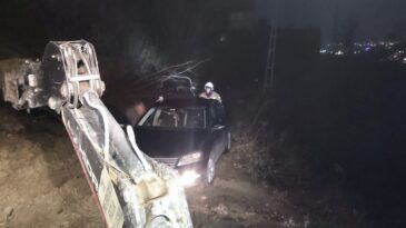 Belen’de Toprak Kaymasıyla Mahsur Kalan Araç Kurtarıldı