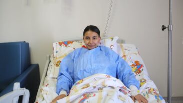 Bulantı Şikayetiyle Hastaneye Götürülen Çocuğun Karnından Saç Yumağı Çıktı