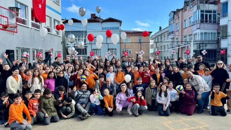 OYAK Çimento “Renkli Yakalar” ile Geleceği Güzelleştiriyor