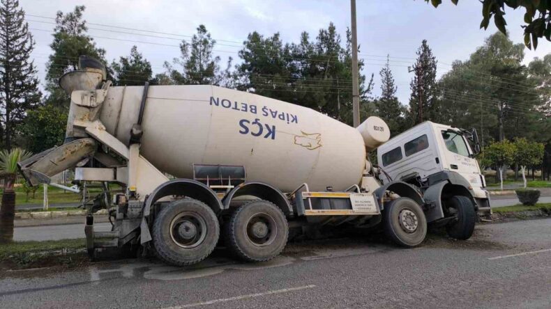 Çukura Düşen Beton Mikseri Devrilmekten Kurtuldu
