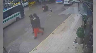 Çukura Düşen Motosikletli, Otobüsün Altında Kalmaktan Son Anda Kurtuldu