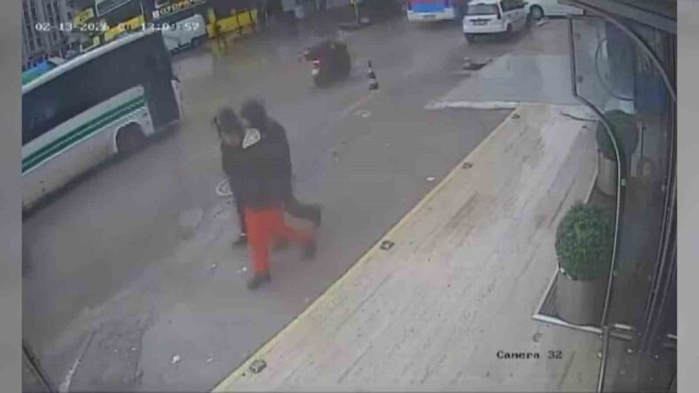 Çukura Düşen Motosikletli, Otobüsün Altında Kalmaktan Son Anda Kurtuldu