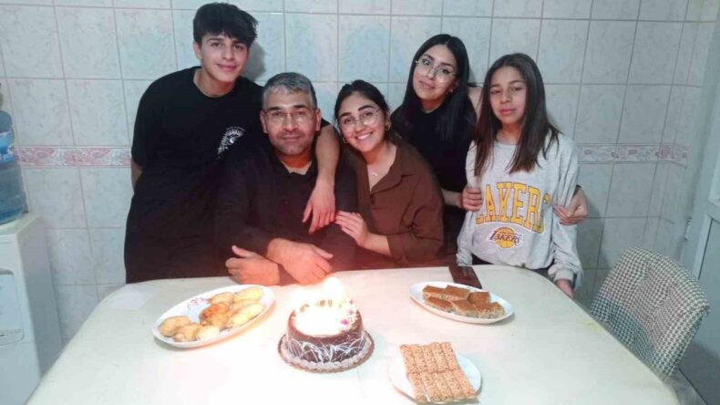 Depremde Tüm Ailesini Kaybeden Baba, Mezarda Gözyaşlarına Boğuldu