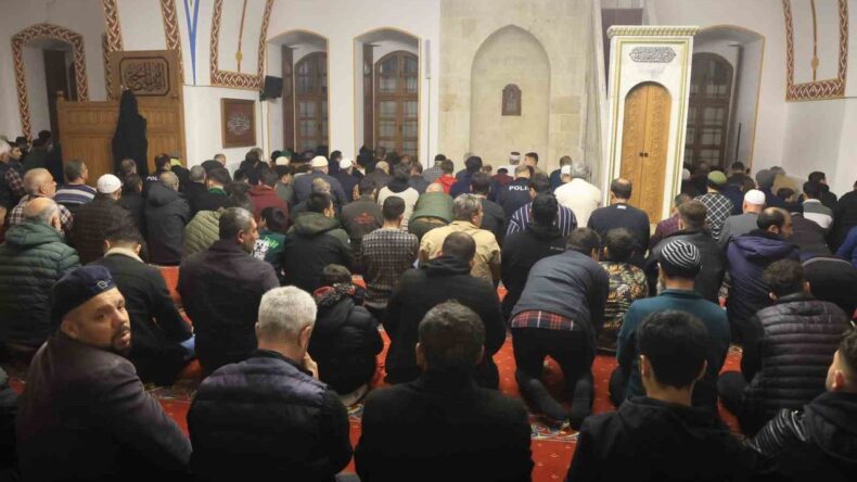 Depremin Ardından Habibi Necar Camii’nde İlk Teravih Kılındı