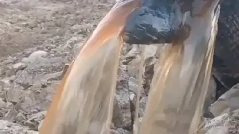 Samandağ Huzurlu’dan, Huzurları Bozan Görüntü: ‘İçme Suyu Kırmızı Akıyor’