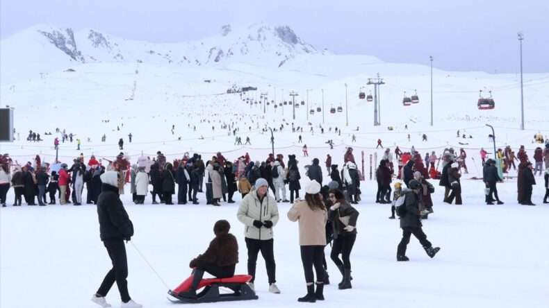 Erciyes’te Pistler Hafta Sonu Kayakseverlerle Doldu