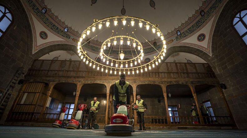 Erzurum’da Camiler Ramazan İçin Temizleniyor