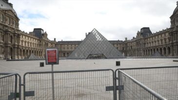 Fransa’da Louvre Müzesi Su Sızıntısı Nedeniyle Ziyarete Kapandı