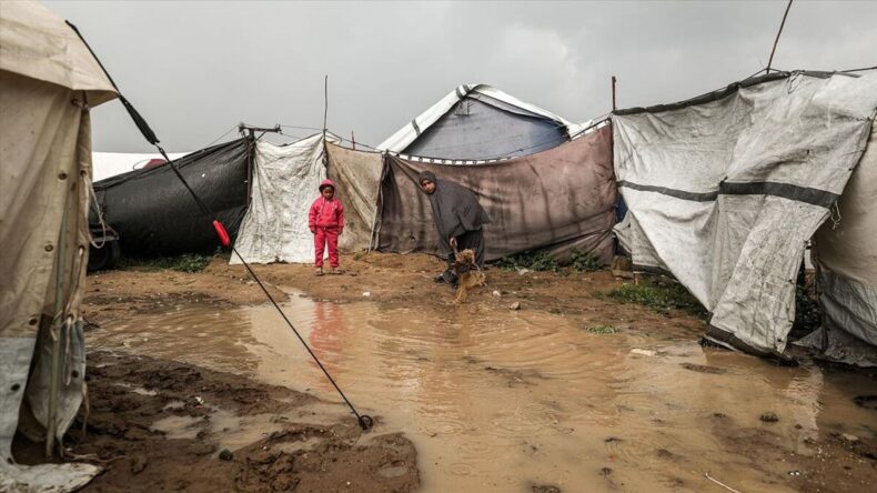 Gazze Belediyesi: Etkili Fırtına Nedeniyle Yüzlerce Çadır Sular Altında Kaldı