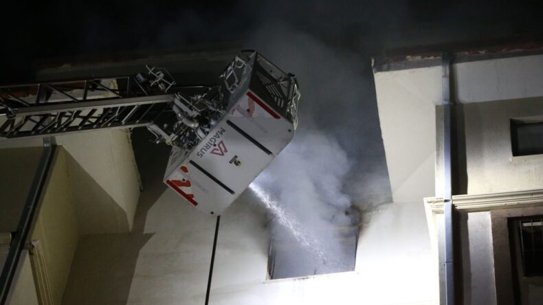 Hatay’da 8 Katlı Binada Yangın: 13 Kişi Dumandan Etkilendi