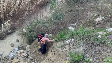 Hatay’da Dereye Düşen Oğlağı Kurtarırken Mahsur Kalan Kişi Kurtarıldı