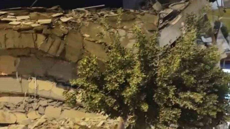 Hatay’da Hasarlı Bina Yıkım Esnasında Çöktü