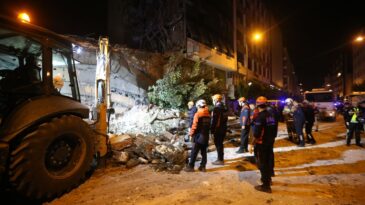 Hatay’da Kontrollü Yıkım Sırasında Hasarlı Bina Çöktü