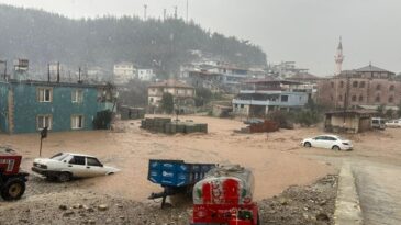 Hatay’da Sağanak Yağış Sele Neden Oldu, Yollar Göle Döndü
