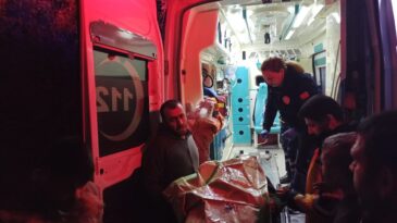 Hatay’da Şarampole Devrilen İş Makinesi Sürücüsü Yaralandı