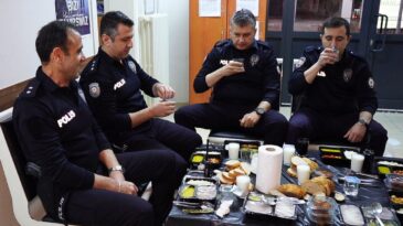 Isparta’da Polisler Görev Başında İlk İftarlarını Yaptı