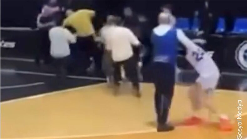 İtalya’da Avrupa Gençler Basketbol Ligi’nde Türk Oyuncuya Saldırı