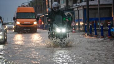 İzmir’de Sağanak Yağış Etkili Oldu
