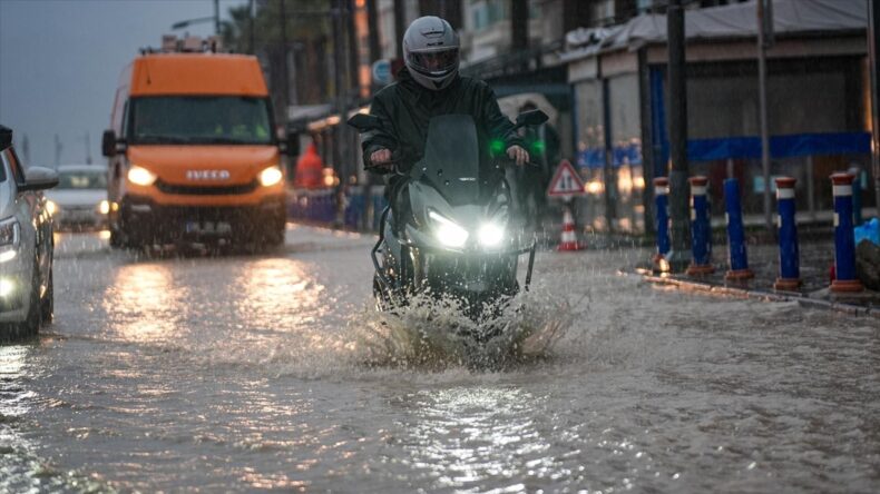 İzmir’de Sağanak Yağış Etkili Oldu