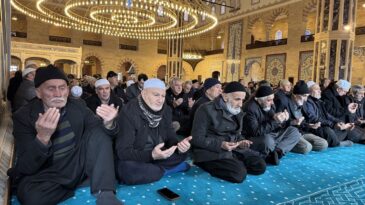 Kahramanmaraş’ta Deprem Şehitleri İçin Camilerde Dua Edildi