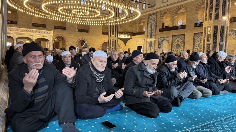 Kahramanmaraş’ta Deprem Şehitleri İçin Camilerde Dua Edildi