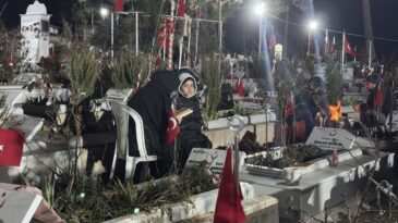 Kahramanmaraş’ta Depremlerin Üçüncü Yılı: Mezarlık Ziyaretleri Geceden Başladı