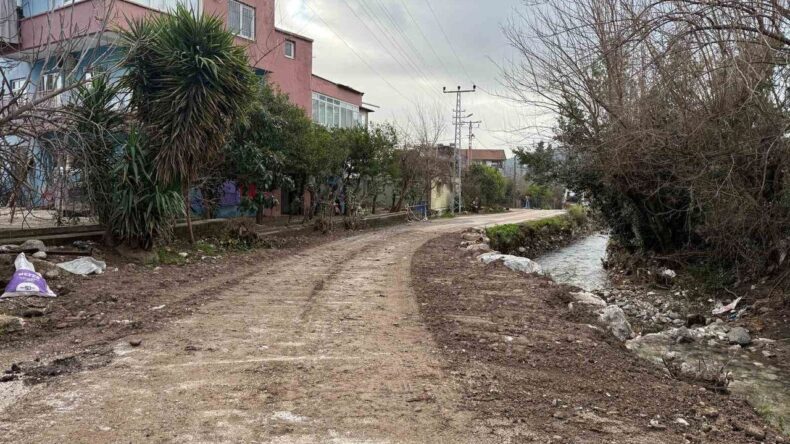 Kemer’de Şiddetli Yağış Sonrası Çöken Yol Onarıldı