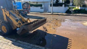 Kemer’de Şiddetli Yağış Sonrası Kum ve Balçık Temizliği Başladı