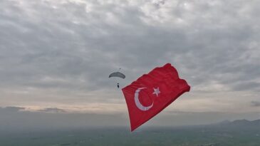 KKTC’de Türk Bayrağıyla Serbest Paraşüt Atlayışı: Türkiye Rekoru Kırıldı
