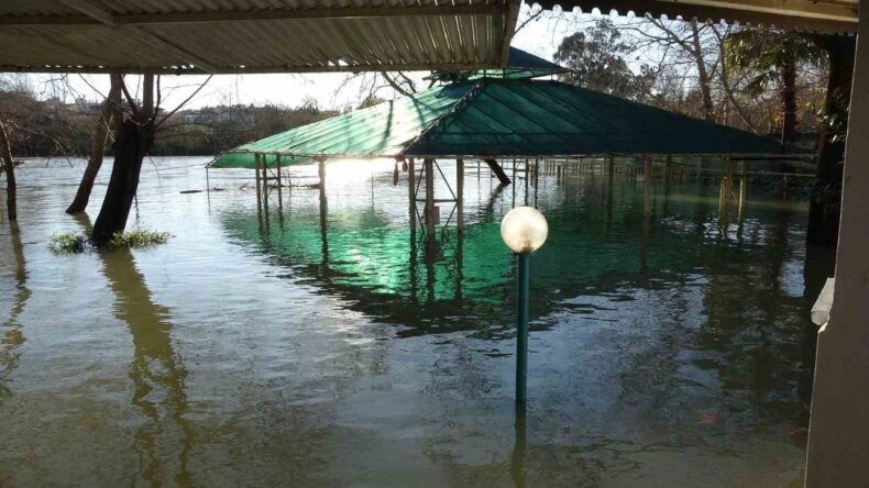 Manavgat Irmağı Taştı: İşletmeler Sular Altında Kaldı